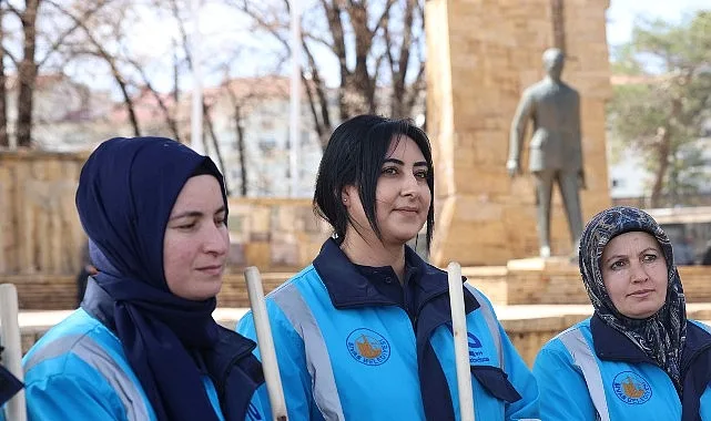 Şehir Temizliğine Kadın Eli Değdi