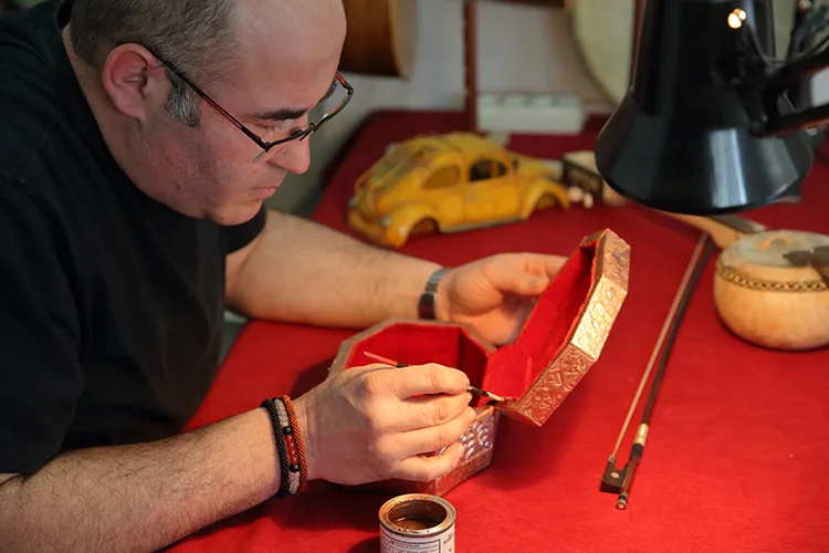 Çorum’da felsefe öğretmeni atık malzemeleri eşyalara dönüştürüyor