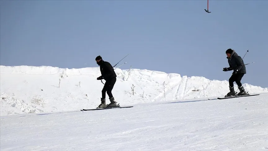 Ağrı Spor Lisesi öğrencileri kayak dersinde hem öğreniyor hem eğleniyor