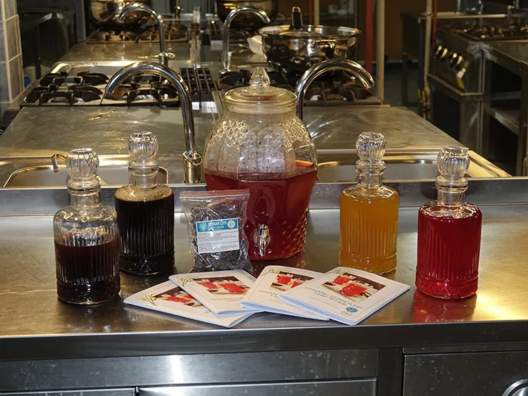 Üniversiteliler unutulmaya yüz tutan Osmanlı şerbetlerini yeniden sofralara sundu