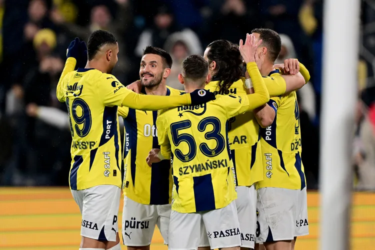 Fenerbahçe, zirveyle arasındaki puan farkını 4’e indirdi