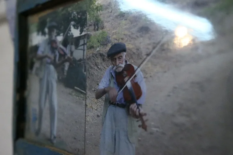 Kendi çabasıyla öğrendiği kemençe ve sazı 85 yaşında çalmaya devam ediyor