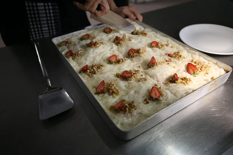 İftar sofralarının vazgeçilmez tatlısı güllaç, Çanakkale’de üniversite öğrencilerine ders oldu