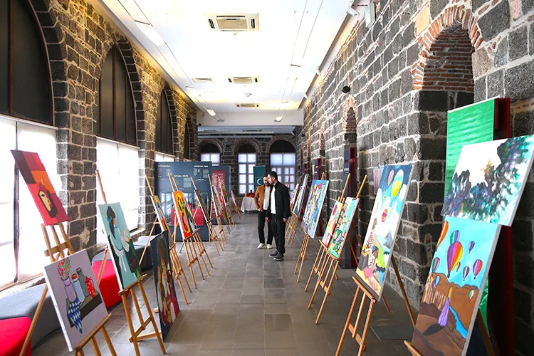 Diyarbakır’da bağımlılıkla mücadele edenlerin duygularını yansıttığı resimler sergilendi