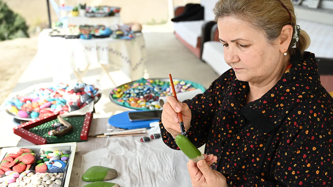 Hobi olarak başladığı taş boyama kursuyla evini atölyeye çevirdi