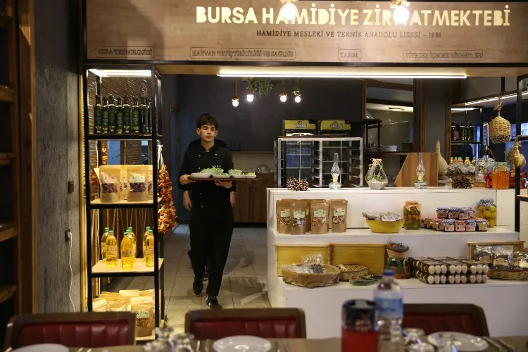 Bursa’da tarım lisesinin öğrencileri yetiştirdikleri ürünlerle iftar sofraları kuruyor