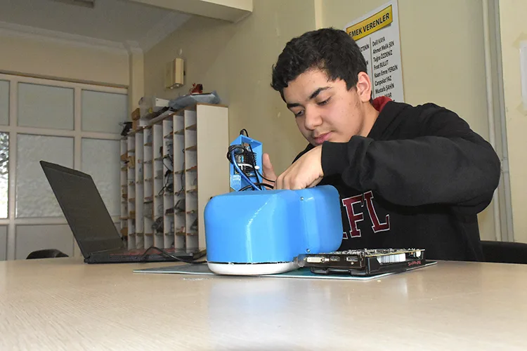 Lise öğrencisi yapay zeka destekli doktor asistanı robot geliştirdi