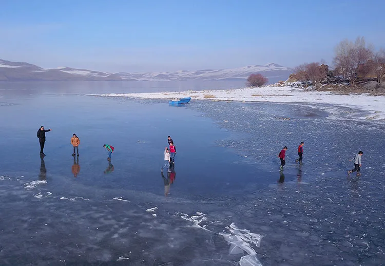 Yüzeyi buz tutan Nazik Gölü, çocukların oyun alanı oldu