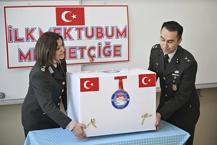 Minikler ilk mektuplarını sınırda görev yapan Mehmetçiğe yazdı