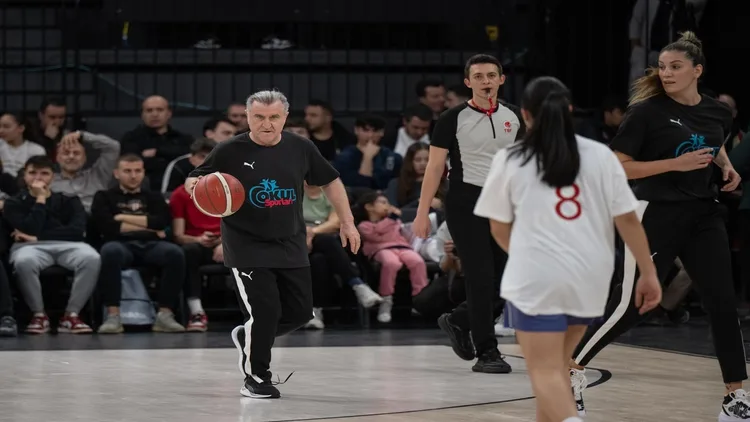 Gençlik ve Spor Bakanı Osman Aşkın Bak, gösteri maçında parkeye çıktı