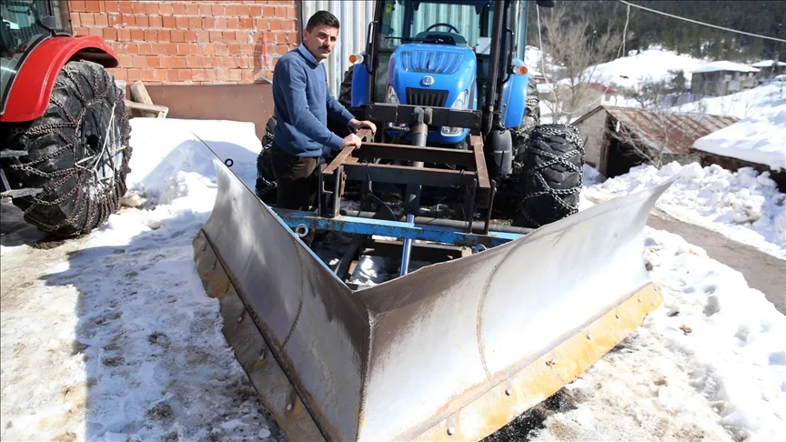 Kastamonulu muhtar yaptığı kar küreme aparatıyla köylerin yolunu açıyor