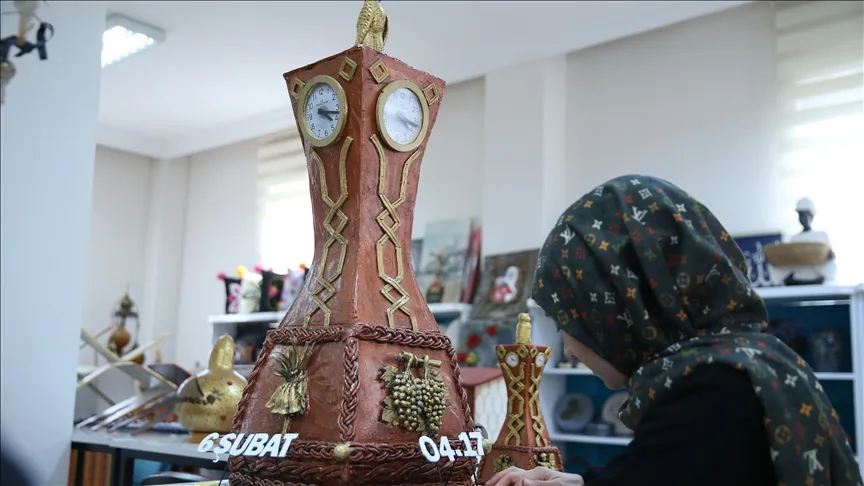 Adıyaman’da kadınlar, depremin simgesi saat kulesinin maketini yapıyor