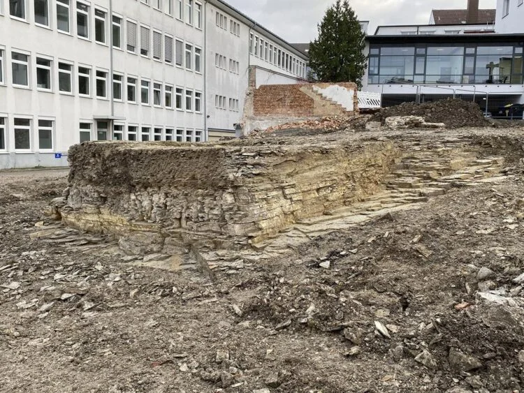 Arkeologlar, Paderborn’un tarihi merkezinin altındaki kayaya oyulmuş mahzenleri ve tarihi taş ocağını ortaya çıkardılar