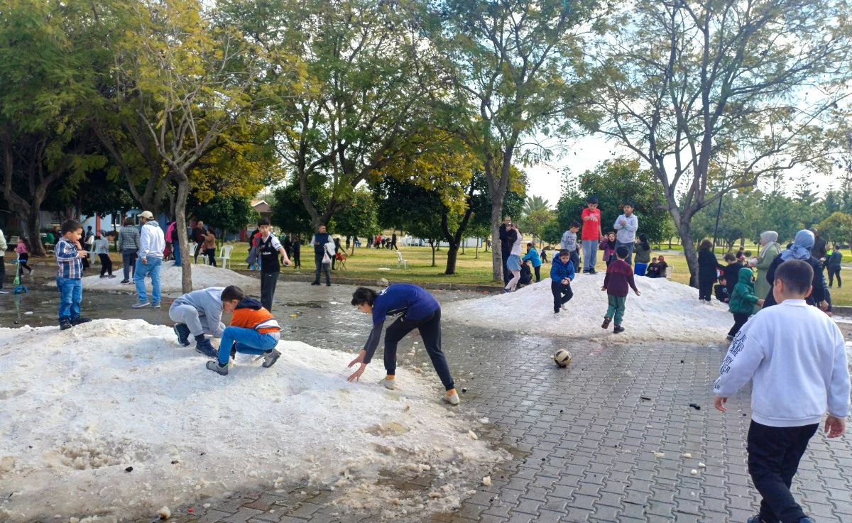 Adana’da ilk defa kar gören çocukların heyecanı