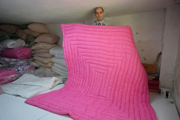 Yorgancılık mesleğinin en genç temsilcisi olan 52 yaşındaki Mehmet Selçuk, “çırak yetişmemesi nedeniyle yorgancılığın geleceği tehlikede”