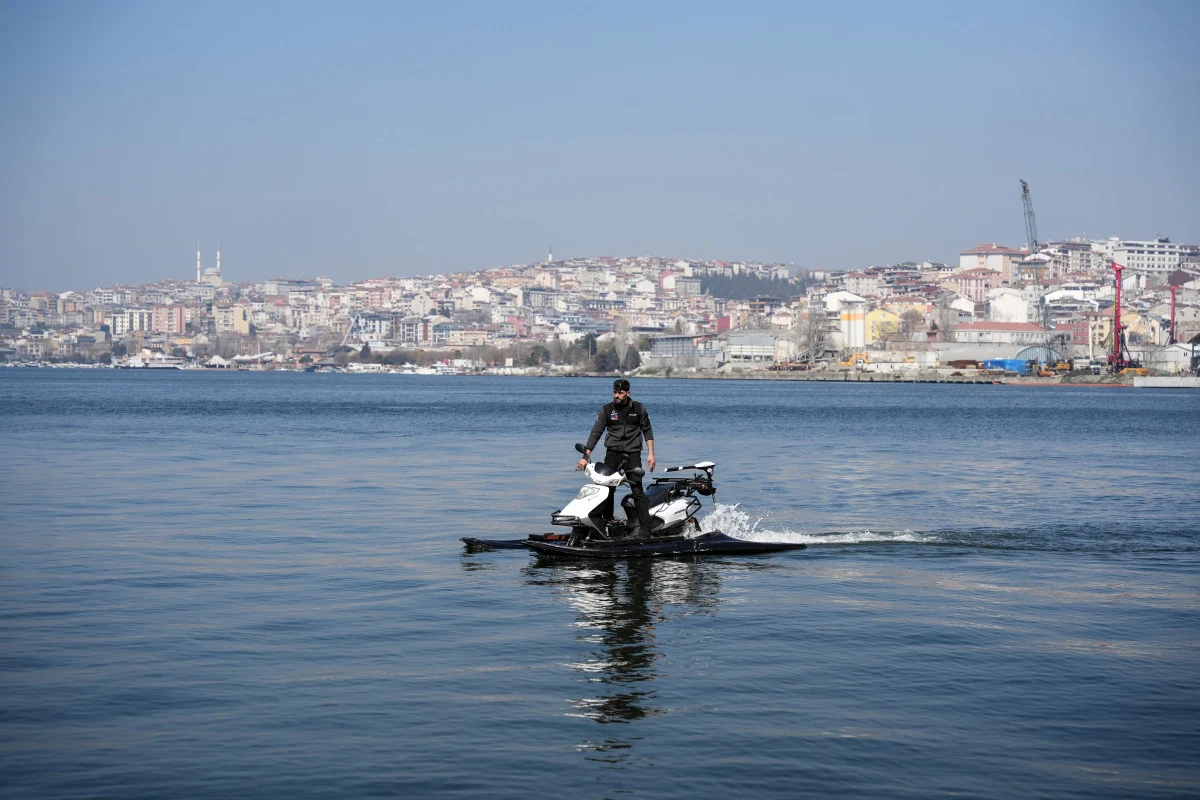İstanbul’da tamirci motosikleti kano ile birleştirdi: Hem suda hem de karada gidiyor