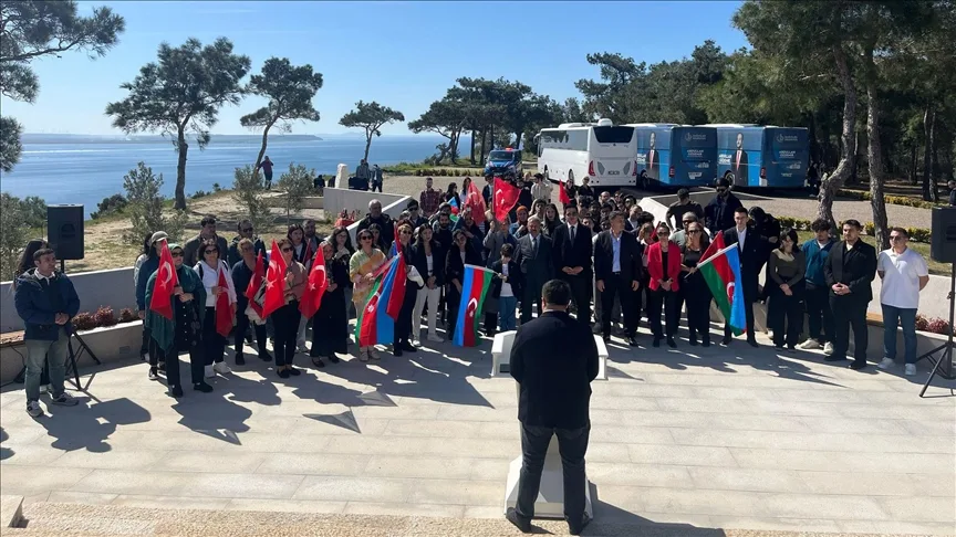 Tarihi Gelibolu Yarımadası’nda bulunan Azerbaycan Anıtı’nda şehitler için anma etkinliği düzenlendi