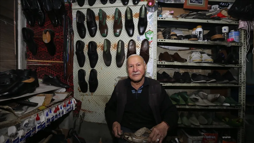 Diyarbakır’da 65 yıllık ayakkabı ustası özel siparişle eski model ayakkabılar yapıyor