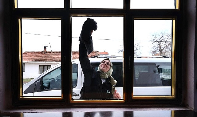 Yaşlıların evlerini i̇negöl belediyesi temizliyor