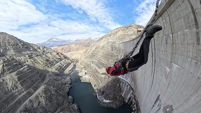 Türkiye’nin en yüksek ikinci barajı “halatla atlama” tutkunlarına ev sahipliği yaptı