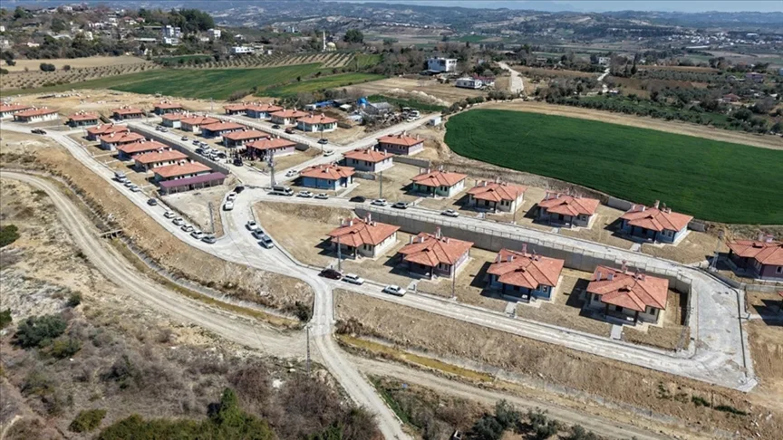 Osmaniye’de yapımı tamamlanan 32 köy evi depremzedelere teslim edildi