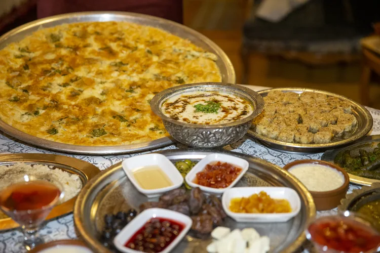 Göynük’ün geleneksel iftar sofraları, misafirlere yöresel zenginliği yaşatıyor