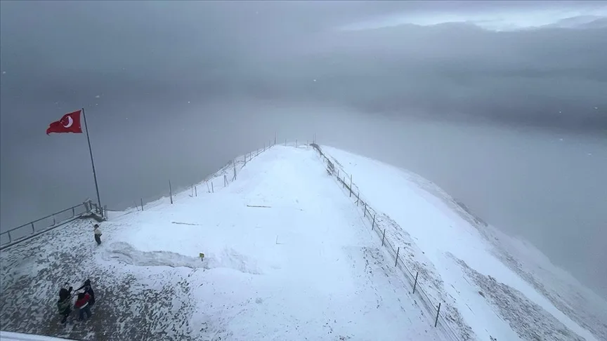 Antalya’da Tahtalı Dağı’nın zirvesine kar yağdı