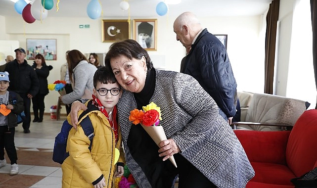 Büyükşehir belediyesi çocuk gelişim merkezi öğrencilerinden didim huzurevi sakinlerine sürpriz ziyaret