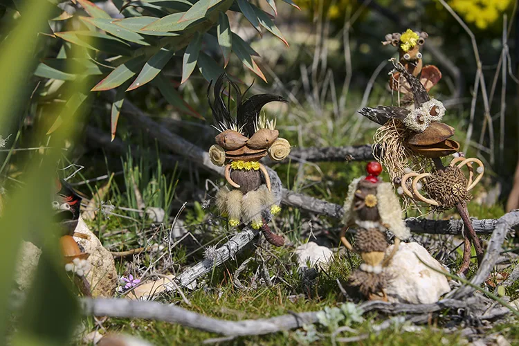 Doğadan topladığı bitkileri sanat eserlerine dönüştürüyor