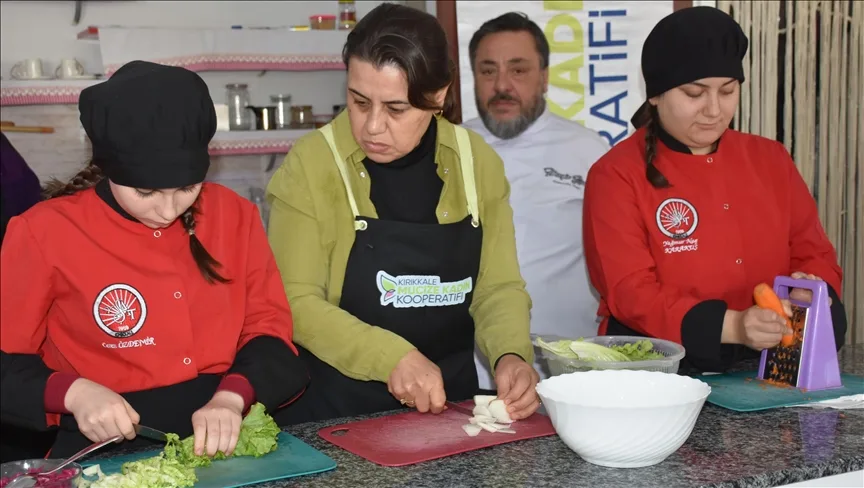 Kadınlar annelerinden öğrendikleri yöresel lezzetleri öğrencilerle hazırlıyor