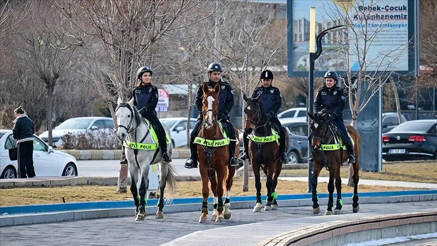 Kadın süvariler Van’da güvenliği sağlamak için görev başında
