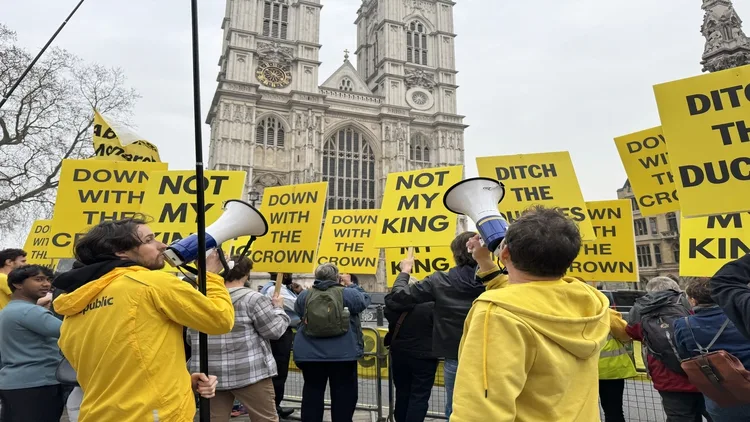 İngiltere’de monarşi karşıtları, İngiliz Milletler Topluluğu Günü’nde Kral’ı protesto etti