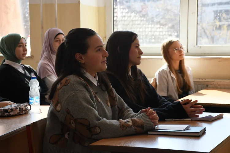 Kosovalı iki lise öğrencisi, Türkçe eğitim alabilmek için her gün kilometrelerce mesafe kat ediyor