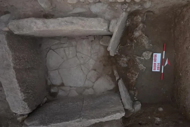 4.800 Yıllık Tunç Çağı Mezarlarını Ortaya Çıkardı