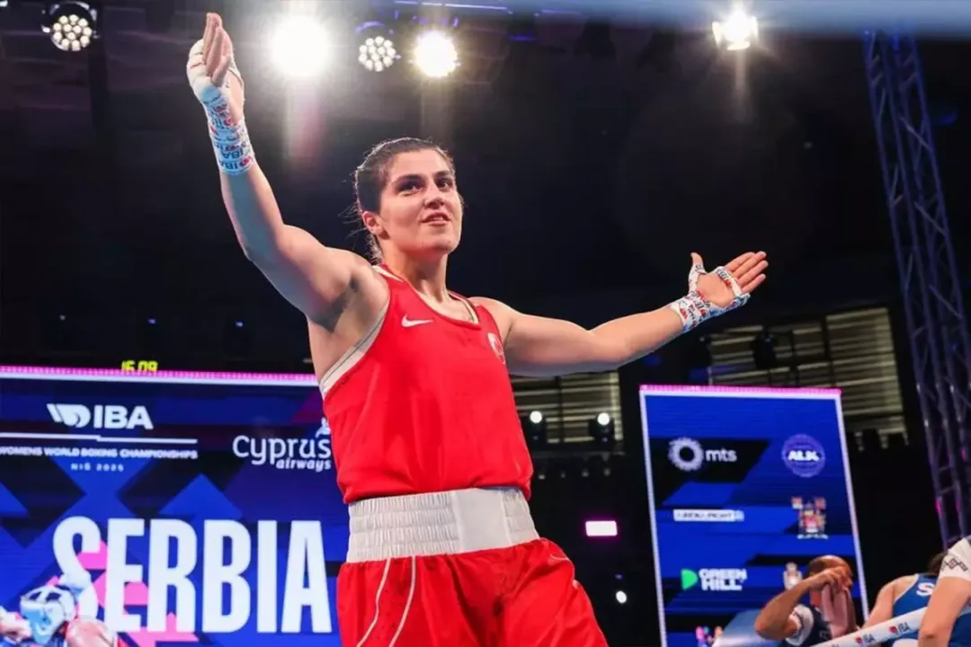 Fenerbahçeli Milli boksör Busenaz Sürmeneli, dünya şampiyonu oldu