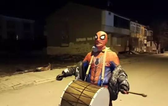 Örümcek Adam’lar Sahura Kaldırdı