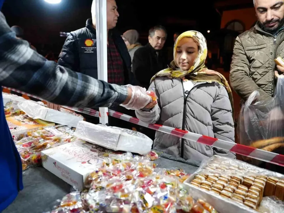 Düzce’de İlk Teravih Namazında İkramlar Dağıtıldı
