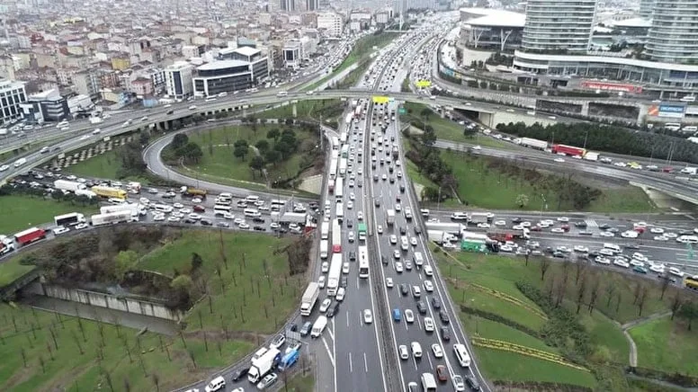 Yollarda bayram tatili yoğunluğu 2025