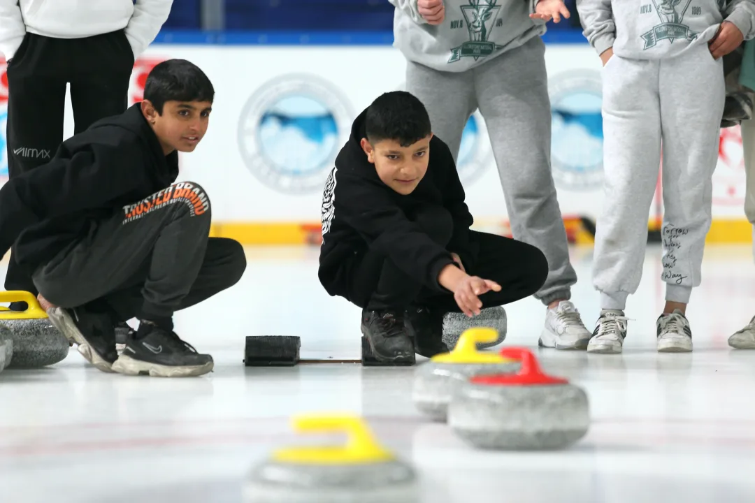 Kars’ın Digor ilçesinde öğrenciler, curling sporuyla tanışıyor.