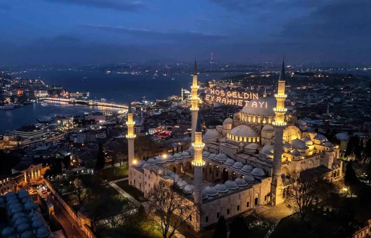 İstanbul’da 450 yıllık mahya geleneği, görsel şölen sunuyor.