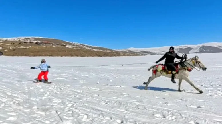 Çıldır Gölü’nde buz üzerinde atlarla dans!