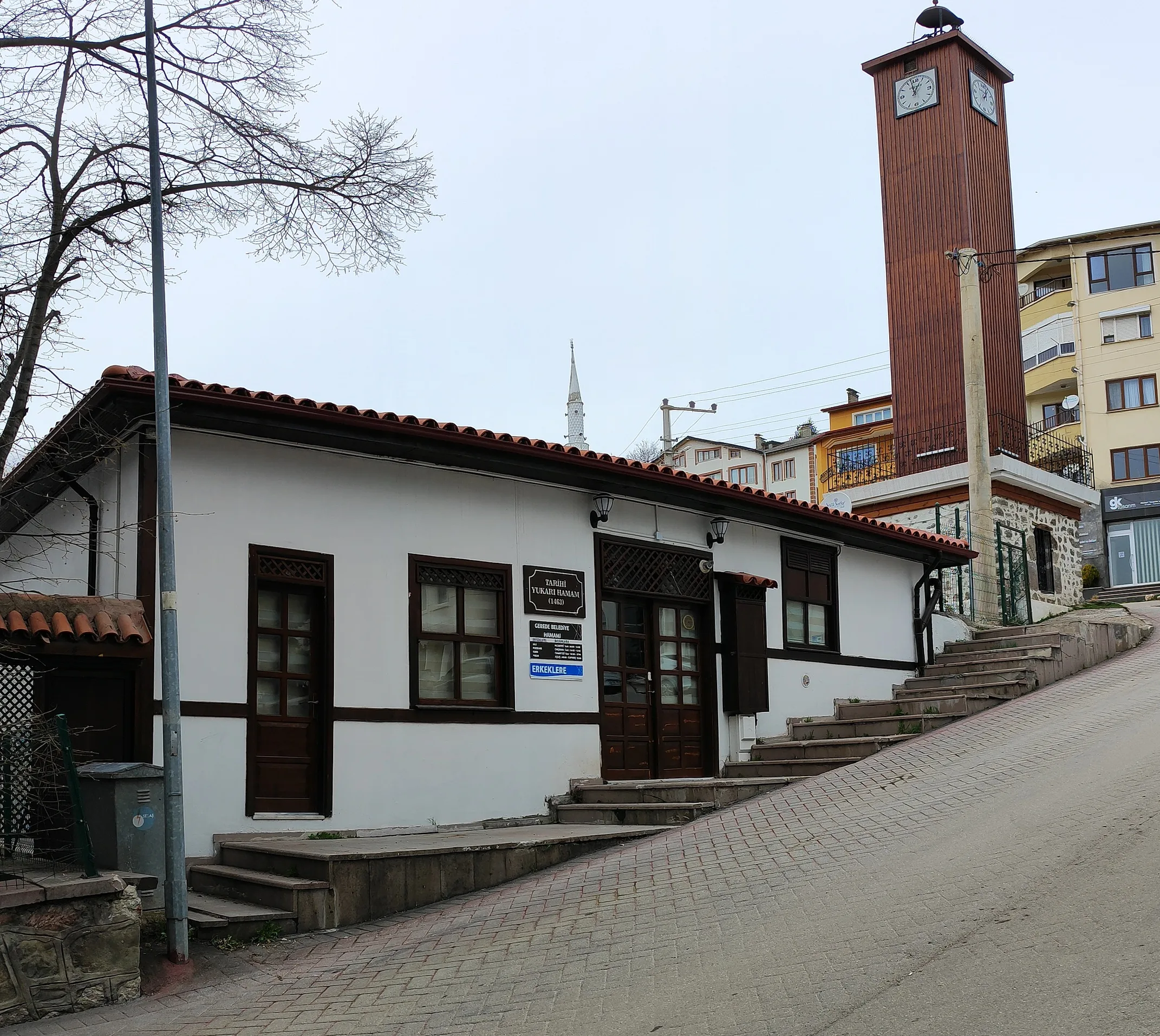 Tarihi Hamam ve Gözcüsü Saat Kulesi