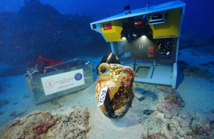 Türkiye Açıklarındaki Gemi Enkazında 1100 Yıllık Nadir Mühürlü Amfora Keşfedildi