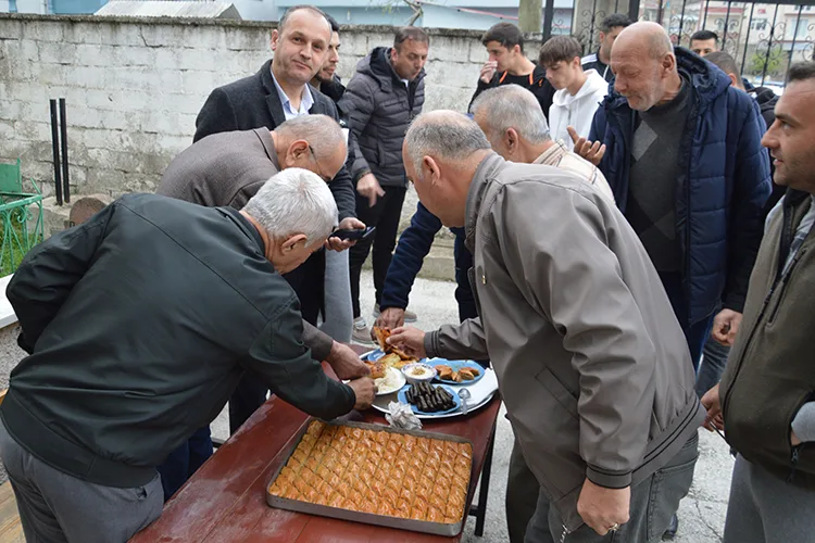 Samsun’da bayram namazının ardından cemaatle kahvaltı geleneğini yaşatılıyor