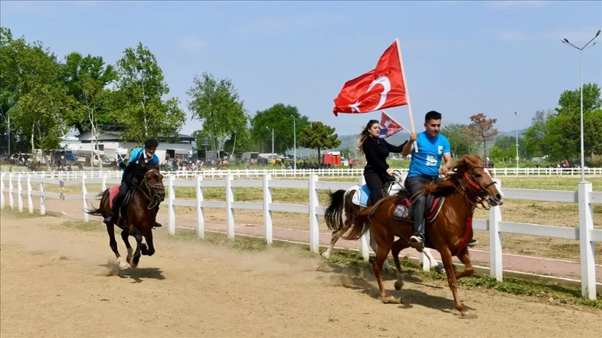 Osman Gazi’yi Anma ve Bursa’nın Fethi Şenlikleri’nde rahvan at yarışları yapıldı