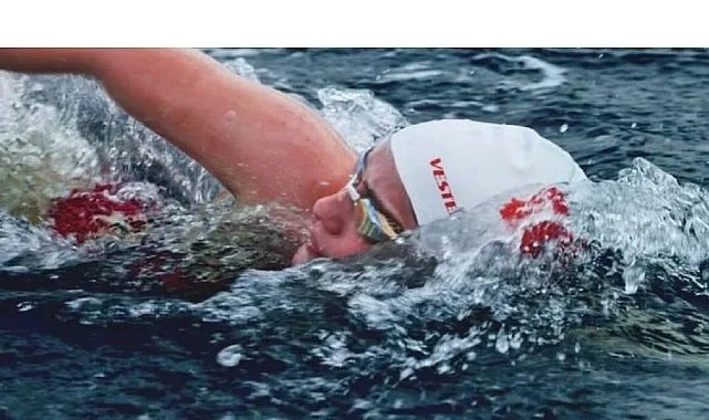 Egeli sporcu Aysu Türkoğlu Kaiwi Kanalı’nı geçerek tarih yazdı