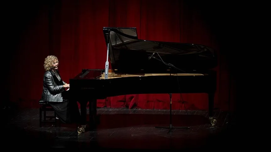 Devlet sanatçısı piyanist Gülsin Onay, mayısta 5 şehirde konser verecek