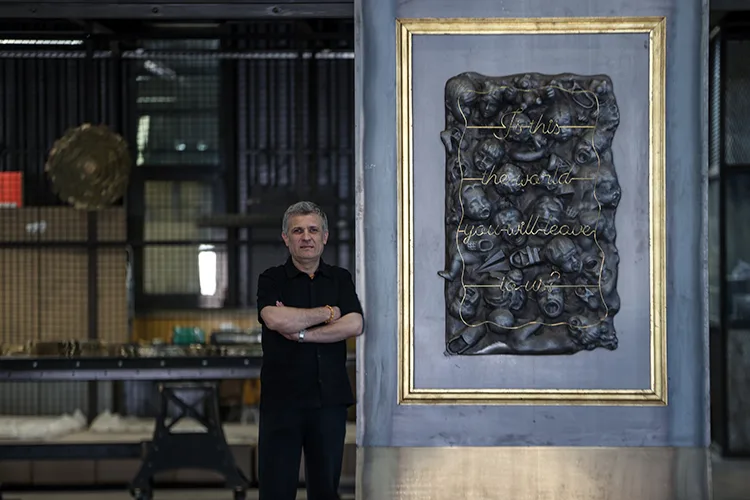 Savaşın çocuklara etkisini alüminyumdan yaptıkları 140 kilogramlık tabloyla anlattılar