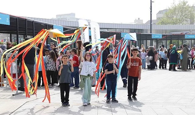 Rengârenk hayaller gökyüzü ile buluştu