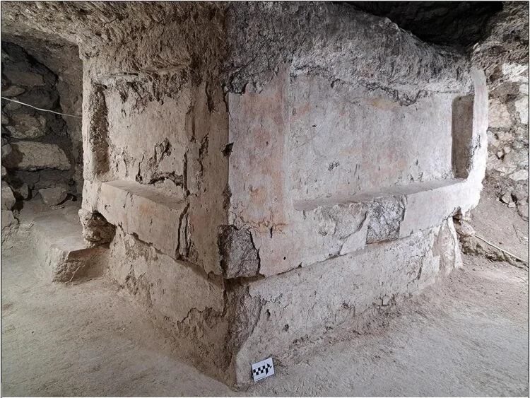 Tikal’de bulunan boyalı sunak, Teotihuacan etkisini ve Maya güç değişimlerini ortaya koyuyor